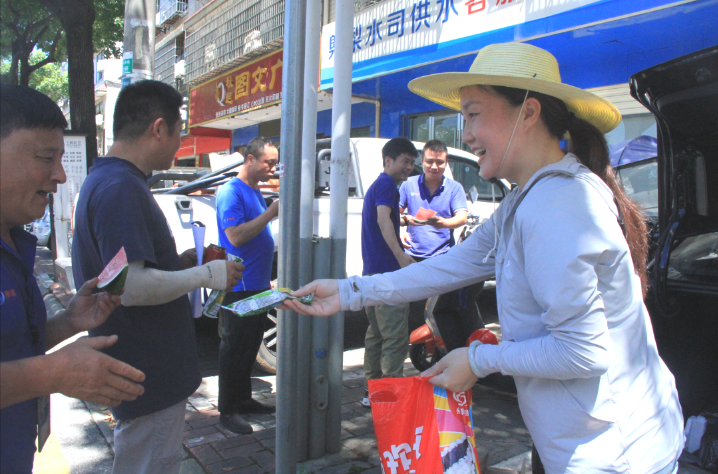 酷暑送清涼，關(guān)懷沁人心